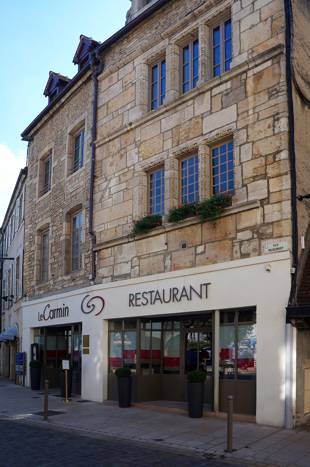 Le Carmin — historical exterior photograph
